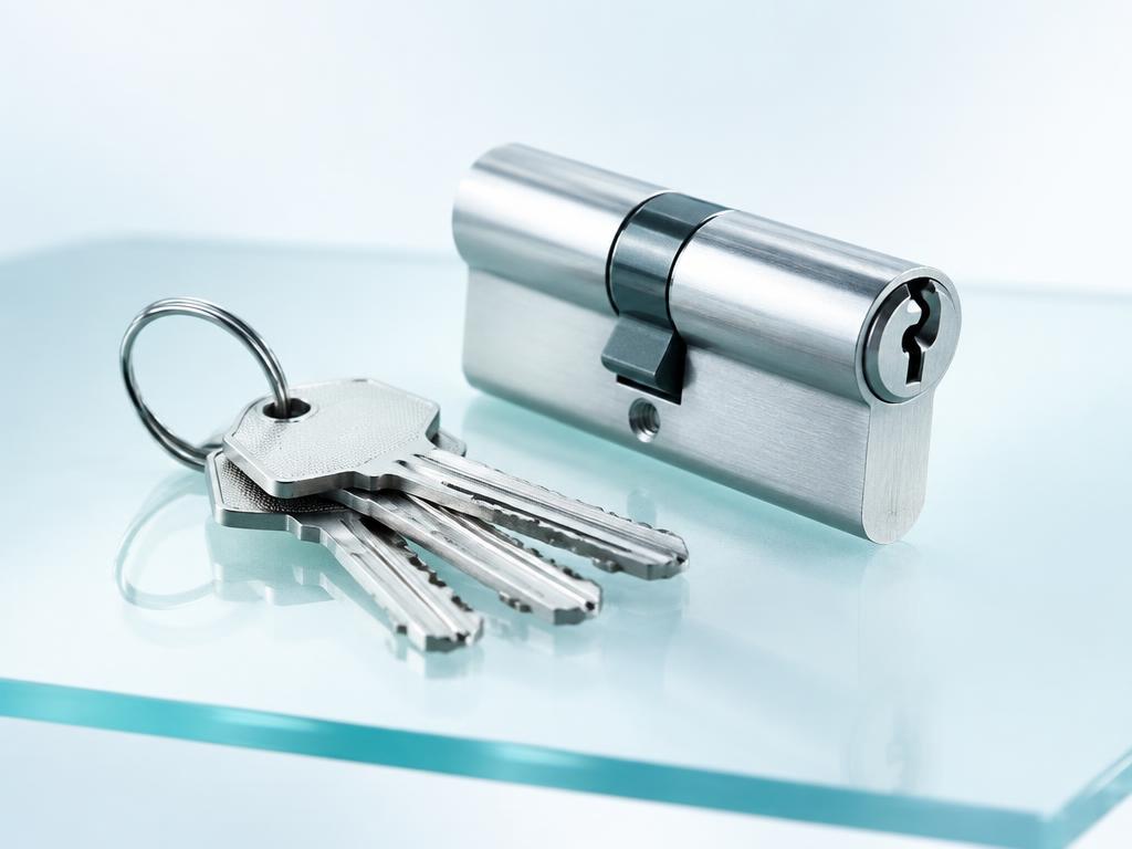 Door cylinder and keys used by The Lock Picker